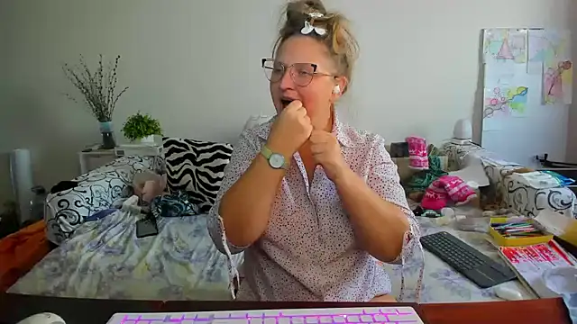 Snapshot of IamYourNarcotic chatting on 11/21/25, 12:37 IamYourNarcotic online show from 11/21/25, 12:37