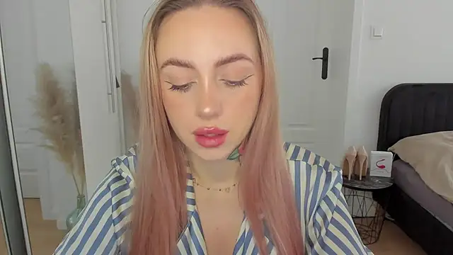 Snapshot of sexyCoralie chatting on 09/10/25, 06:45 sexyCoralie online show from 09/10/25, 06:45