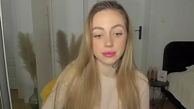 Snapshot of sexyCoralie chatting on 02/06/25, 06:02 sexyCoralie online show from 02/06/25, 06:02