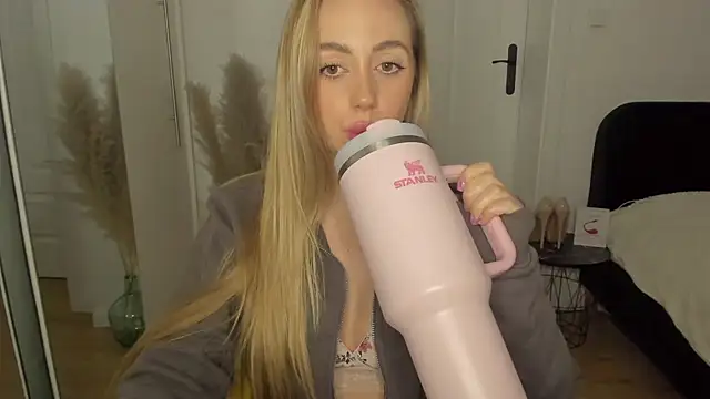 Snapshot of sexyCoralie chatting on 03/18/25, 08:48 sexyCoralie online show from 03/18/25, 08:48