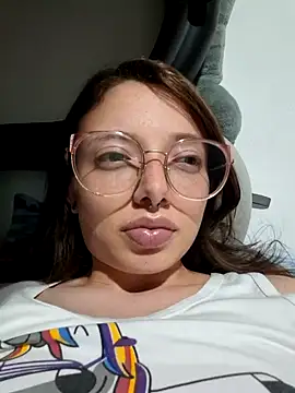 Snapshot of linda-schmidt chatting on 06/17/26, 03:50 linda-schmidt online show from 06/17/26, 03:50