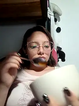 Snapshot of linda-schmidt chatting on 10/13/25, 10:54 linda-schmidt online show from 10/13/25, 10:54