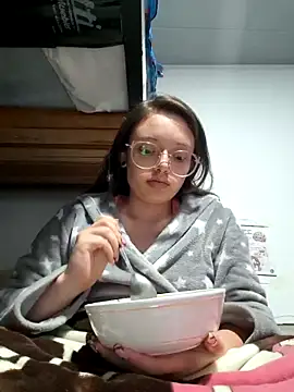 Snapshot of linda-schmidt chatting on 06/15/26, 12:44 linda-schmidt online show from 06/15/26, 12:44