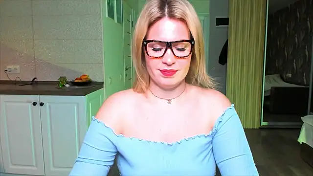 Snapshot of HotTiffani chatting on 11/05/25, 03:48 HotTiffani online show from 11/05/25, 03:48