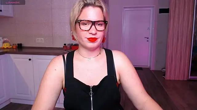 Snapshot of HotTiffani chatting on 09/24/25, 09:38 HotTiffani online show from 09/24/25, 09:38