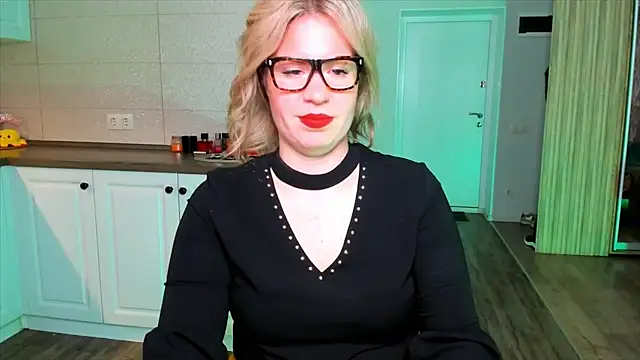 Snapshot of HotTiffani chatting on 10/08/25, 08:27 HotTiffani online show from 10/08/25, 08:27