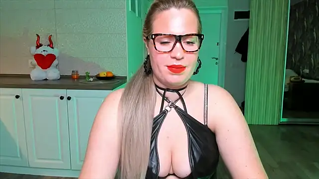 Snapshot of HotTiffani chatting on 11/10/25, 10:42 HotTiffani online show from 11/10/25, 10:42