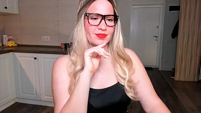 Snapshot of HotTiffani chatting on 10/04/25, 01:12 HotTiffani online show from 10/04/25, 01:12