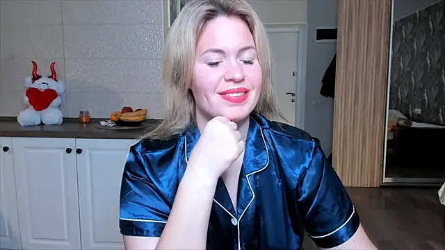 Snapshot of HotTiffani chatting on 11/15/25, 07:45 HotTiffani online show from 11/15/25, 07:45