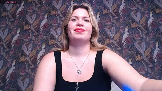 Snapshot of HotTiffani chatting on 03/07/25, 11:18 HotTiffani online show from 03/07/25, 11:18