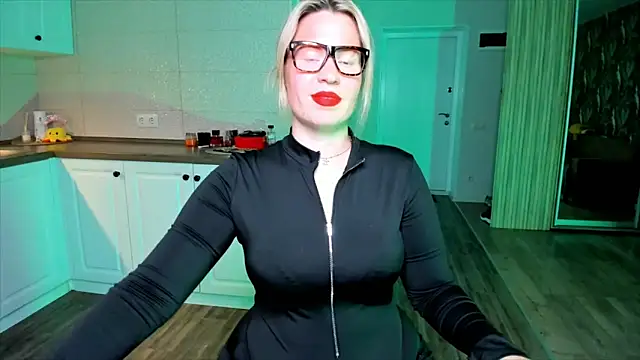 Snapshot of HotTiffani chatting on 09/27/25, 04:13 HotTiffani online show from 09/27/25, 04:13