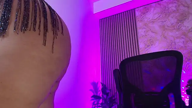 JuliRamirez online show from 11/04/25, 12:20