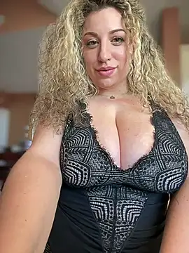 Snapshot of miamellycious chatting on 03/19/25, 06:23 miamellycious online show from 03/19/25, 06:23