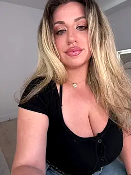 Snapshot of miamellycious chatting on 09/18/25, 04:43 miamellycious online show from 09/18/25, 04:43