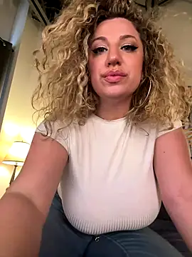 Snapshot of miamellycious chatting on 11/15/25, 08:24 miamellycious online show from 11/15/25, 08:24