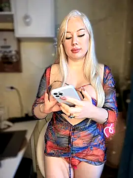 LaraHollywood online show from 11/16/25, 07:02