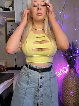 LaraHollywood online show from 03/05/26, 08:00