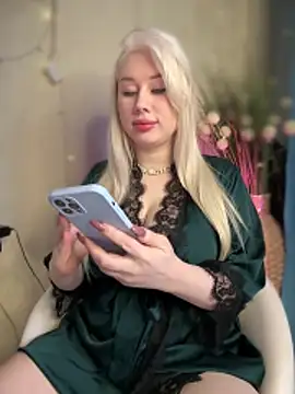 LaraHollywood online show from 11/14/25, 06:50