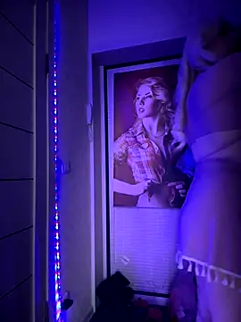 LaraHollywood online show from 11/25/25, 06:14