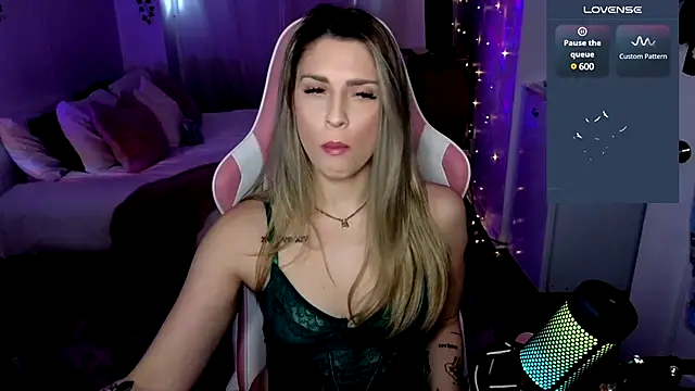 Snapshot of queenxlexy chatting on 12/15/24, 08:04 queenxlexy online show from 12/15/24, 08:04