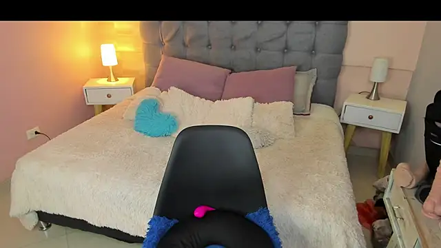 Snapshot of _Abril_W chatting on 11/23/25, 02:43 Abril W online show from 11/23/25, 02:43