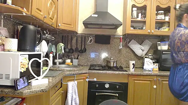 Snapshot of LizaCakes chatting on 09/24/25, 02:23 LizaCakes online show from 09/24/25, 02:23