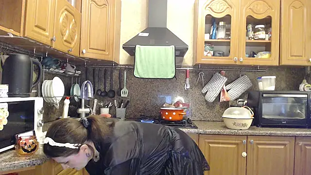 Snapshot of LizaCakes chatting on 10/16/25, 12:24 LizaCakes online show from 10/16/25, 12:24