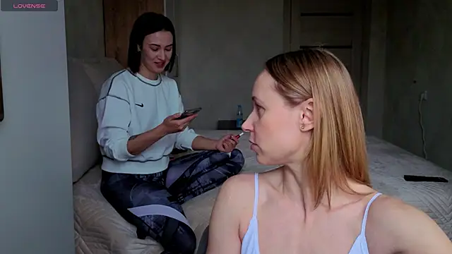 sweeetgirls2021 online show from 04/19/26, 02:56