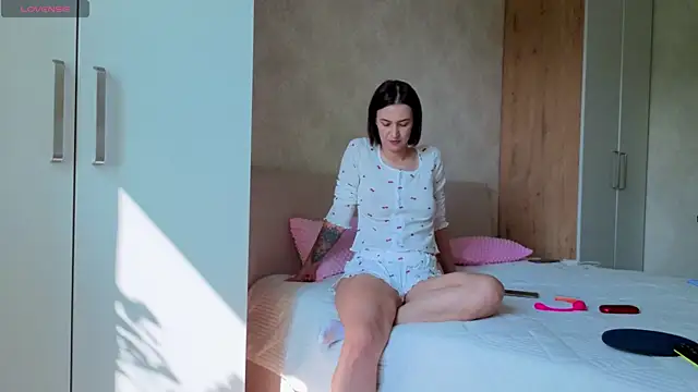 sweeetgirls2021 online show from 06/14/26, 02:57
