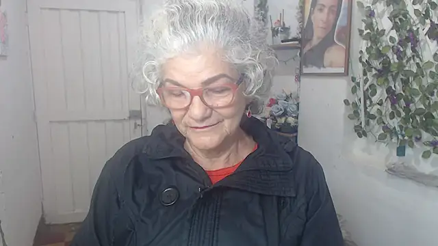 Snapshot of FunnyGrandma chatting on 10/16/25, 02:09 FunnyGrandma online show from 10/16/25, 02:09