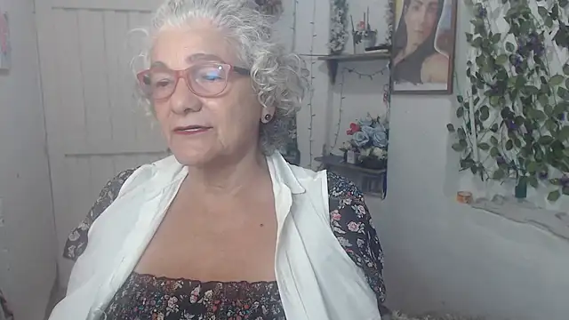 Snapshot of FunnyGrandma chatting on 10/02/25, 12:58 FunnyGrandma online show from 10/02/25, 12:58