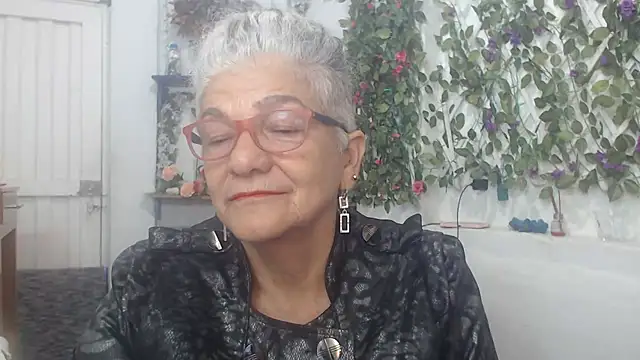 Snapshot of FunnyGrandma chatting on 02/12/25, 01:41 FunnyGrandma online show from 02/12/25, 01:41