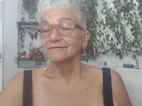 Snapshot of FunnyGrandma chatting on 02/08/25, 06:01 FunnyGrandma online show from 02/08/25, 06:01
