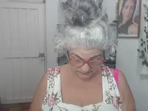 Snapshot of FunnyGrandma chatting on 09/12/25, 12:33 FunnyGrandma online show from 09/12/25, 12:33
