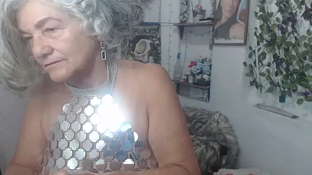 Snapshot of FunnyGrandma chatting on 10/07/25, 09:16 FunnyGrandma online show from 10/07/25, 09:16