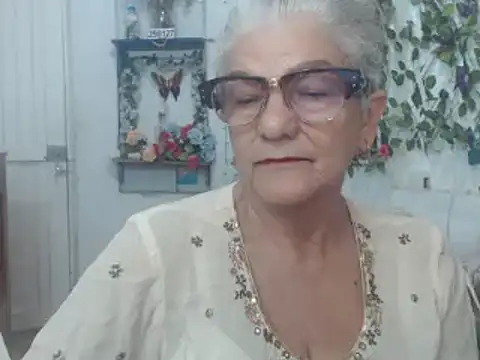 Snapshot of FunnyGrandma chatting on 02/02/25, 12:09 FunnyGrandma online show from 02/02/25, 12:09