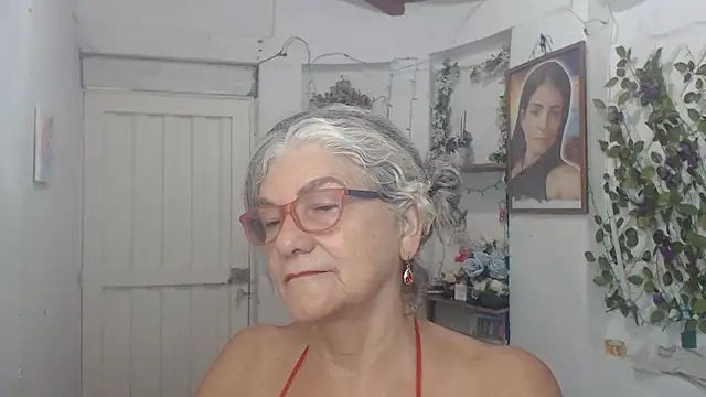 Snapshot of FunnyGrandma chatting on 09/24/25, 02:07 FunnyGrandma online show from 09/24/25, 02:07