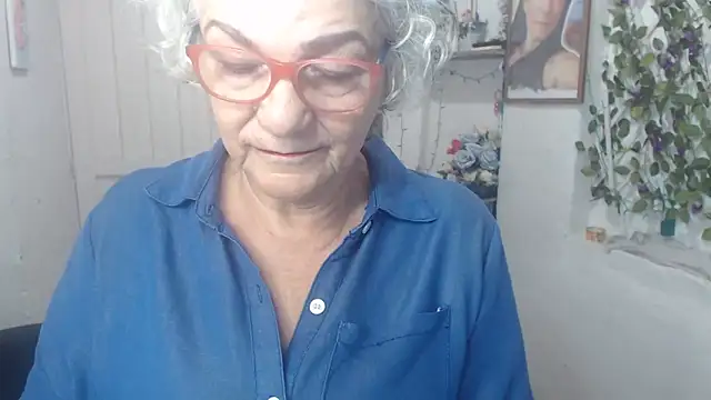 Snapshot of FunnyGrandma chatting on 09/30/25, 12:05 FunnyGrandma online show from 09/30/25, 12:05