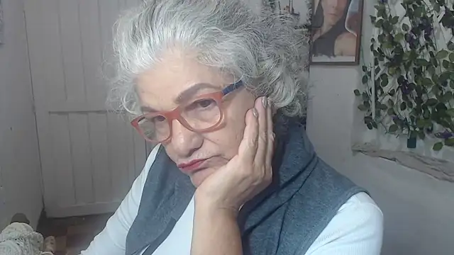 Snapshot of FunnyGrandma chatting on 10/15/25, 01:04 FunnyGrandma online show from 10/15/25, 01:04