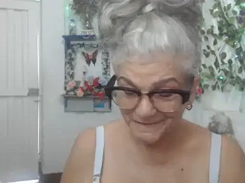 Snapshot of FunnyGrandma chatting on 01/11/25, 07:38 FunnyGrandma online show from 01/11/25, 07:38