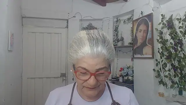 Snapshot of FunnyGrandma chatting on 09/21/25, 11:21 FunnyGrandma online show from 09/21/25, 11:21
