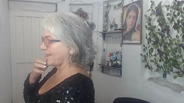 Snapshot of FunnyGrandma chatting on 10/03/25, 11:28 FunnyGrandma online show from 10/03/25, 11:28