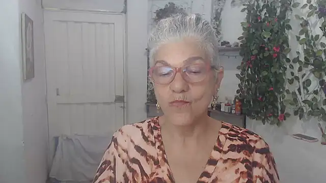 Snapshot of FunnyGrandma chatting on 02/18/25, 01:54 FunnyGrandma online show from 02/18/25, 01:54