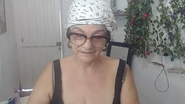 Snapshot of FunnyGrandma chatting on 03/19/25, 05:50 FunnyGrandma online show from 03/19/25, 05:50