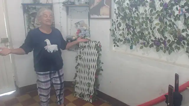 FunnyGrandma online show from 12/03/25, 05:01