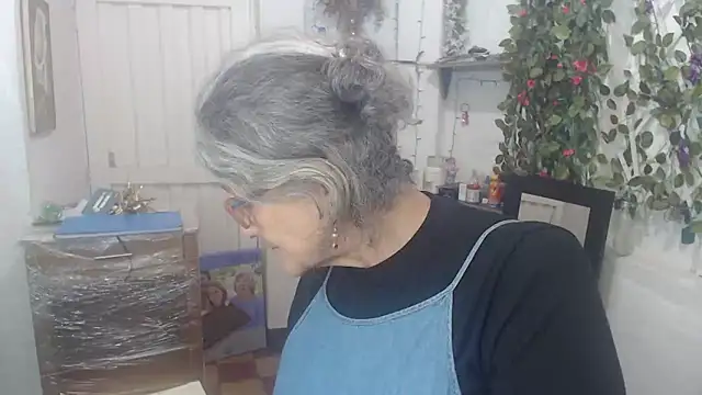 Snapshot of FunnyGrandma chatting on 03/12/25, 01:36 FunnyGrandma online show from 03/12/25, 01:36