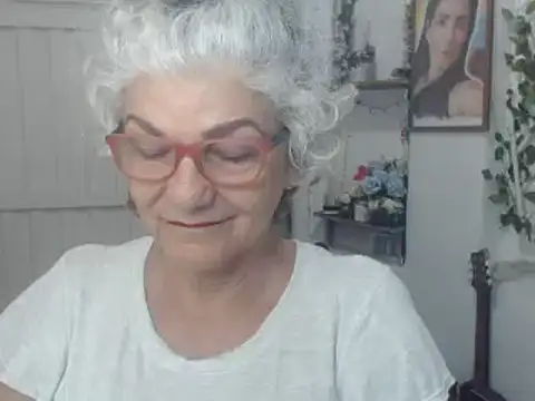 Snapshot of FunnyGrandma chatting on 09/10/25, 01:26 FunnyGrandma online show from 09/10/25, 01:26