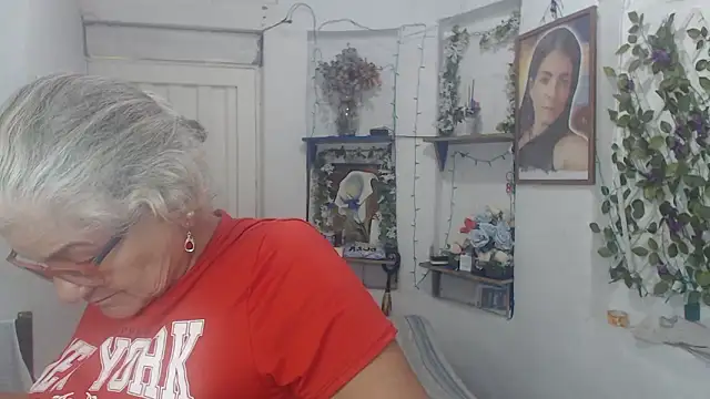 Snapshot of FunnyGrandma chatting on 09/21/25, 01:33 FunnyGrandma online show from 09/21/25, 01:33