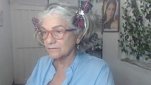 Snapshot of FunnyGrandma chatting on 10/09/25, 10:54 FunnyGrandma online show from 10/09/25, 10:54
