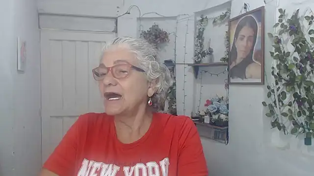 Snapshot of FunnyGrandma chatting on 09/19/25, 02:15 FunnyGrandma online show from 09/19/25, 02:15